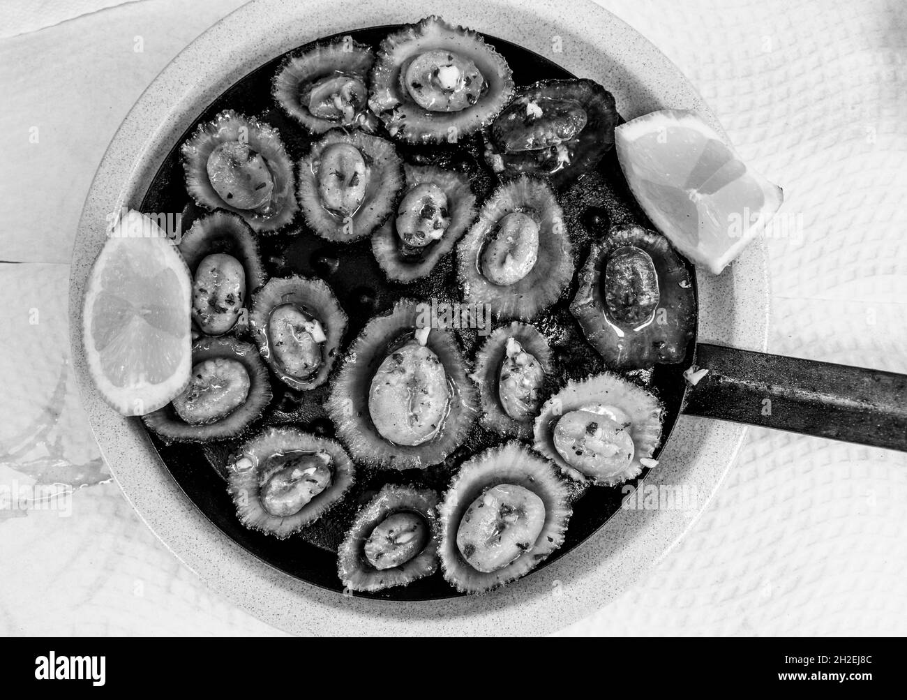 fruits de mer savoureux - animaux de compagnie grillés servis avec du citron. Banque D'Images