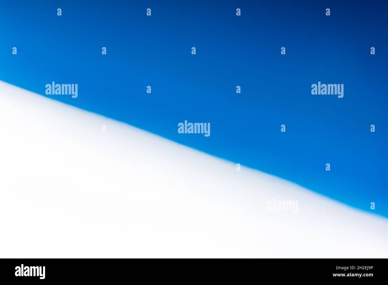 Simplicité et beauté des nuages dans un ciel bleu. Banque D'Images