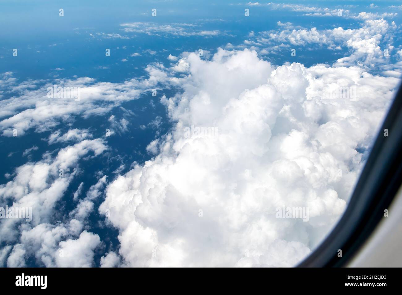 Simplicité et beauté des nuages dans un ciel bleu. Banque D'Images
