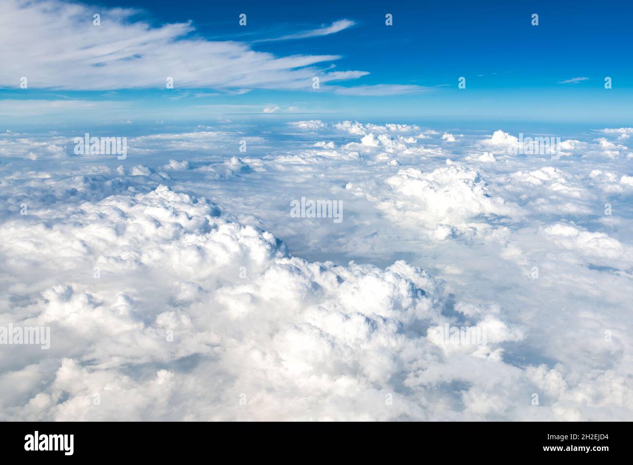 Simplicité et beauté des nuages dans un ciel bleu. Banque D'Images