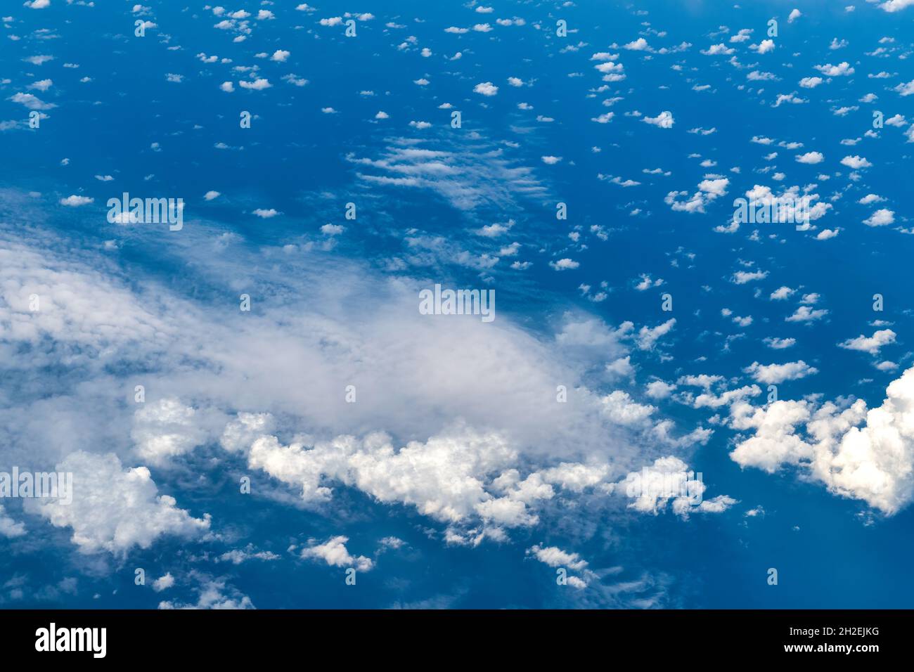 Simplicité et beauté des nuages dans un ciel bleu. Banque D'Images