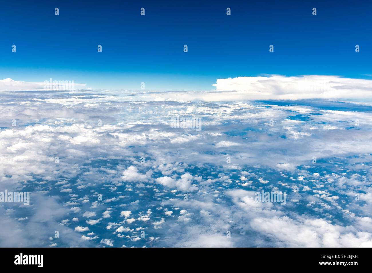 Simplicité et beauté des nuages dans un ciel bleu. Banque D'Images