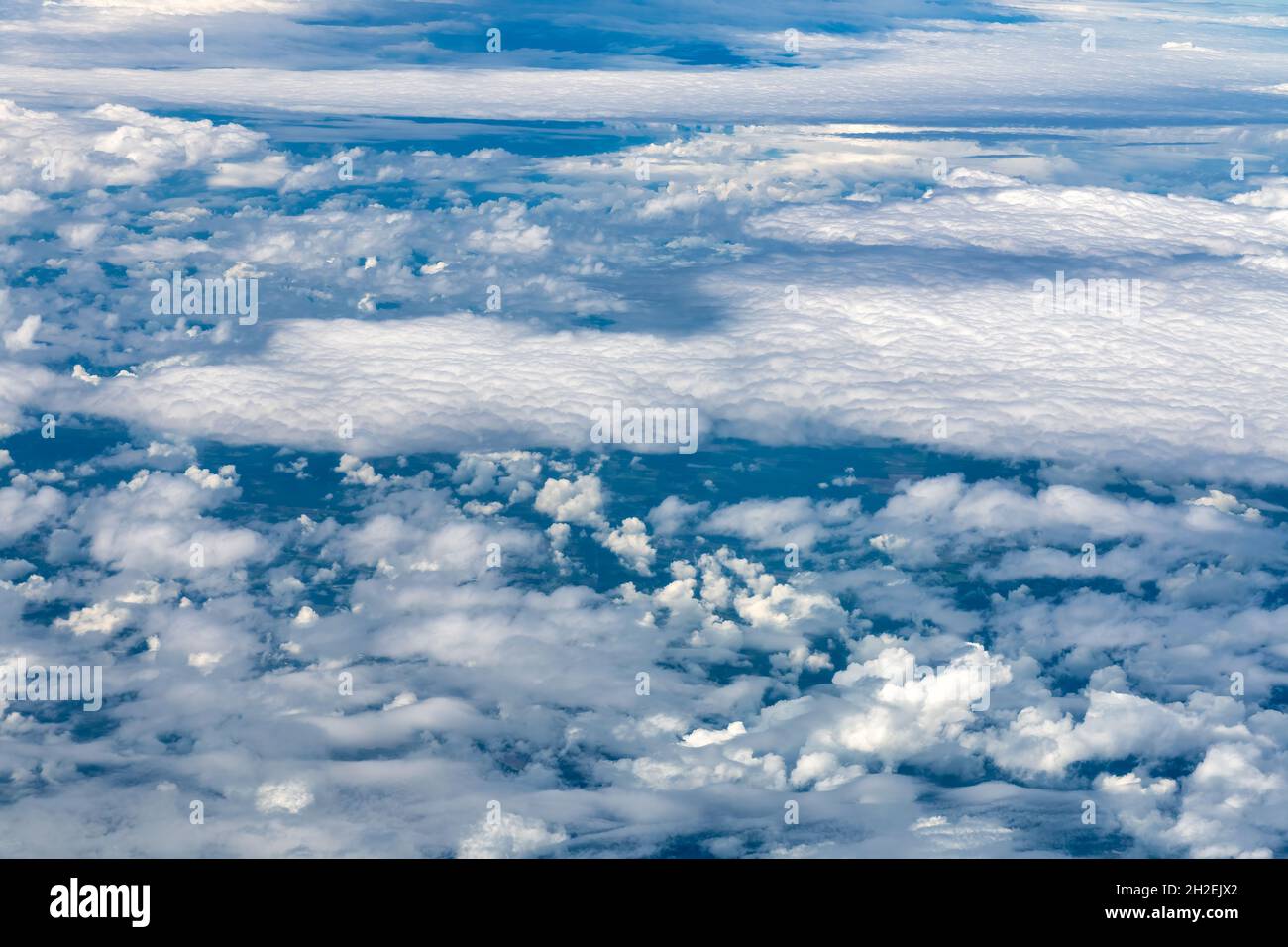 Simplicité et beauté des nuages dans un ciel bleu. Banque D'Images