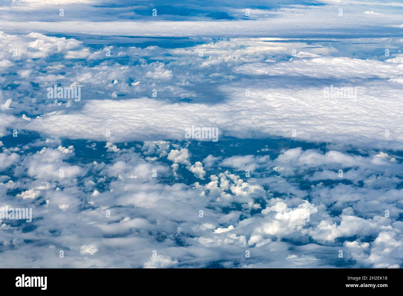 Simplicité et beauté des nuages dans un ciel bleu. Banque D'Images