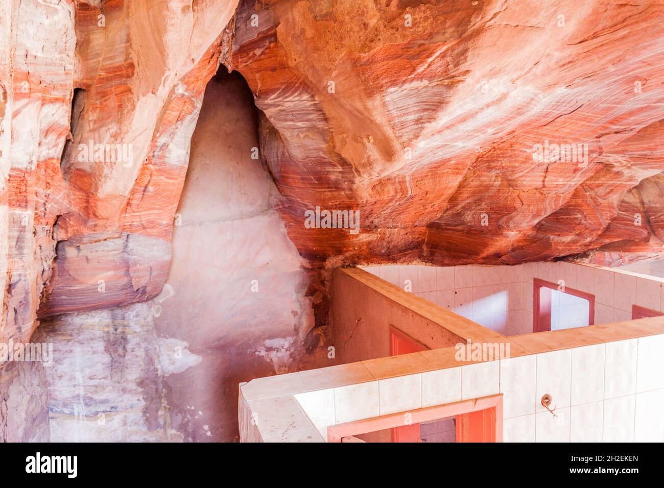 Grotte salle de bains publique dans la ville antique de Petra, Jordanie Banque D'Images