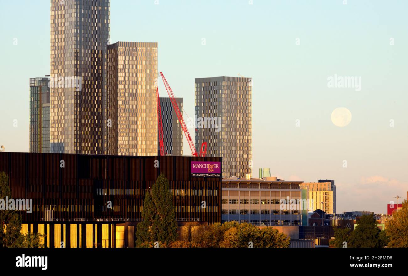 Tôt le matin, un ciel dégagé pour la pleine lune déclinante parmi les gratte-ciels de Manchester, au Royaume-Uni. Banque D'Images