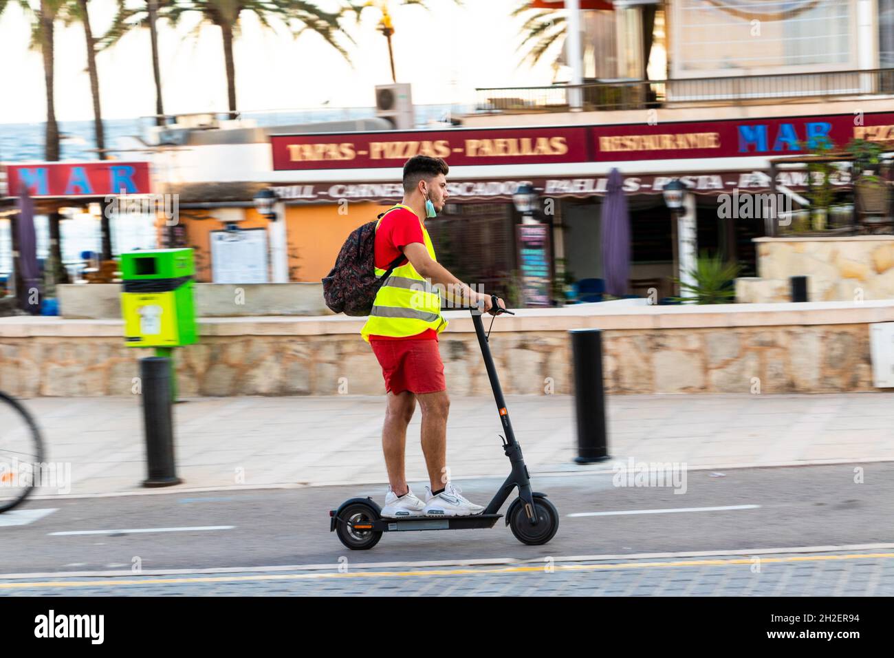 Jeune homme à la vitesse sur scooter électrique à CAN Pastilla près de Palma Mallorca Espagne Banque D'Images