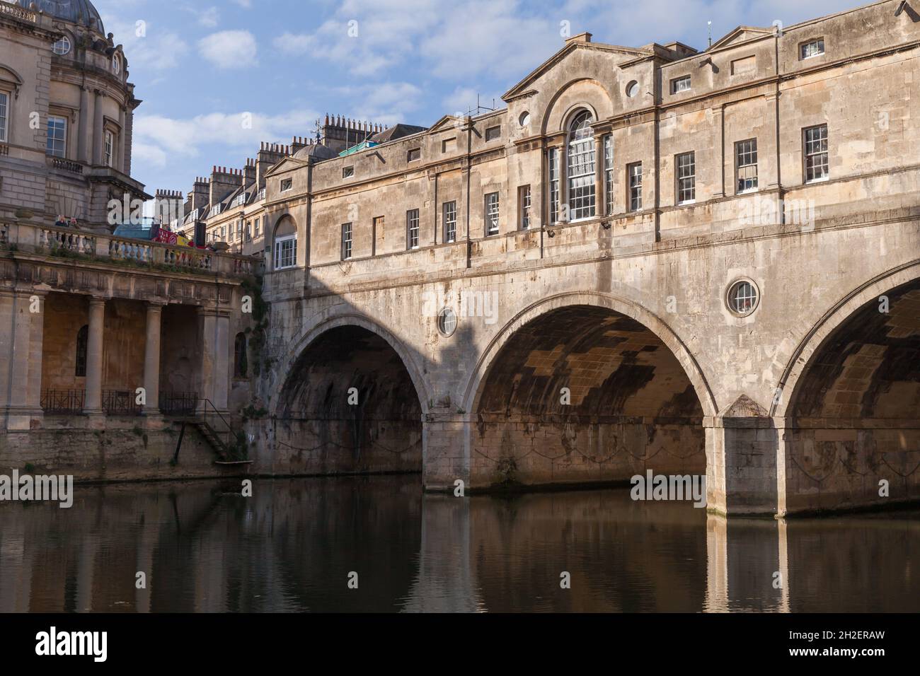 Bath, Royaume-Uni - 2 novembre 2017 : vue sur la vieille ville de Bath avec le pont Pulteney du XVIIIe siècle, conçu par Robert Adam Banque D'Images