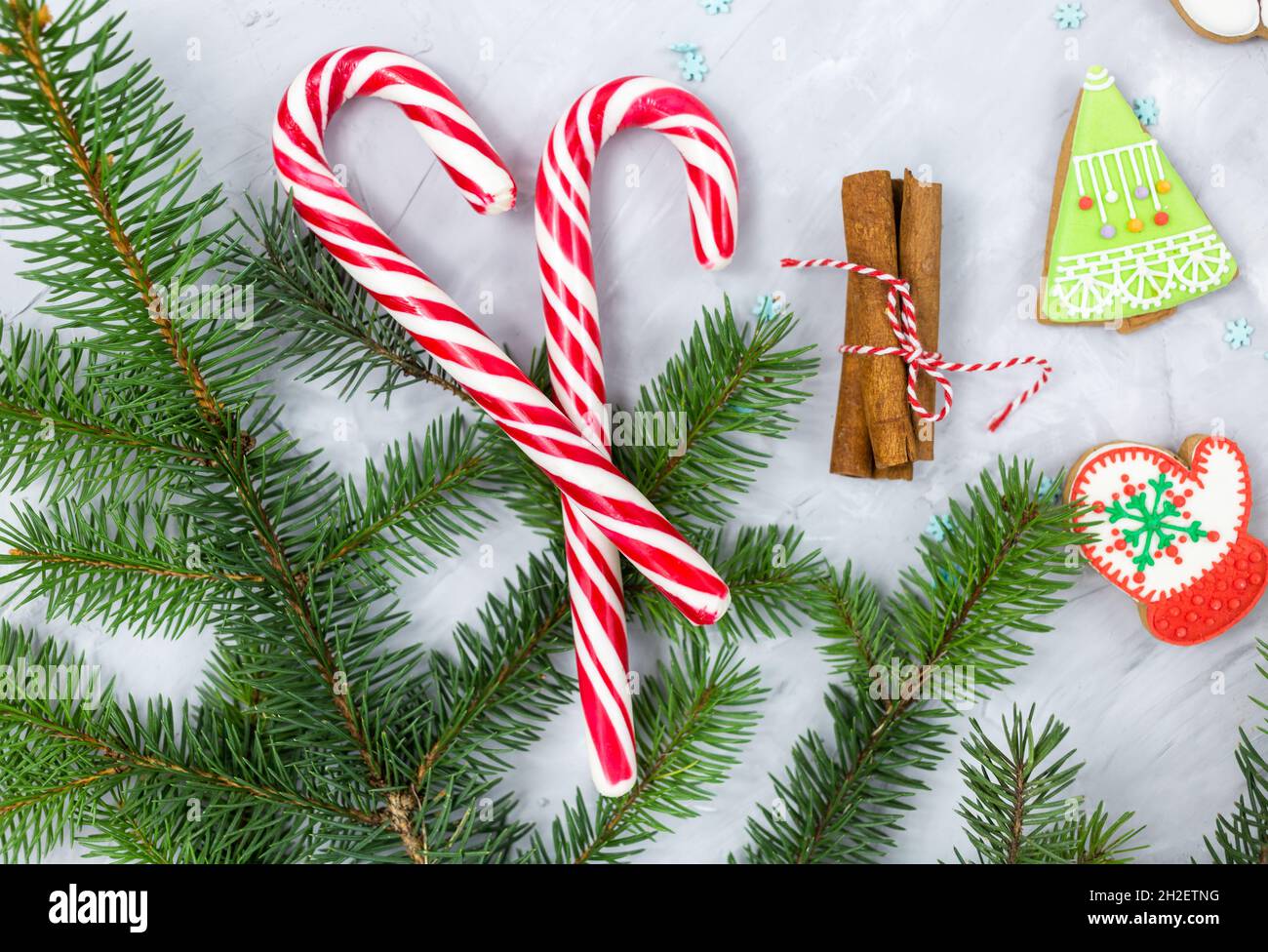 Pain d'épice et branches de sapin sur table blanche.Carte de vœux de Noël, maquette avec espace de copie Banque D'Images