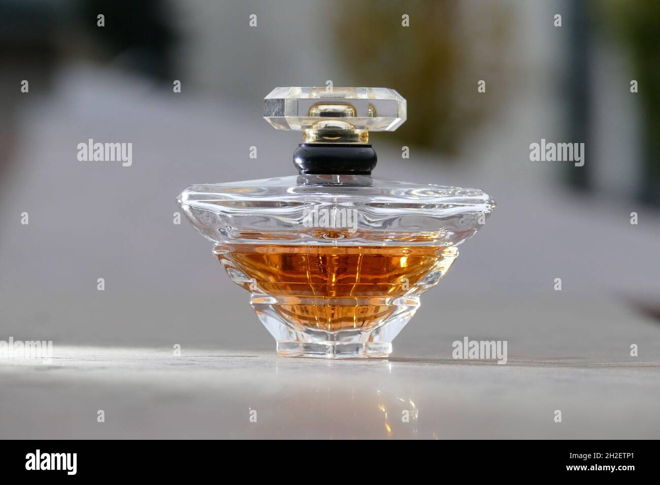 Bouteille de parfum sur la table en marbre Banque D'Images