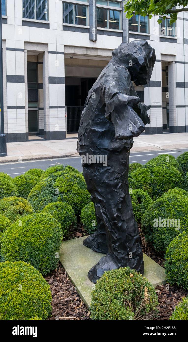 LONDRES, ROYAUME-UNI - 10 août 2021 : un cliché vertical d'une sculpture d'un homme à bras ouverts par Giles Penny à Canary Wharf, Londres, Royaume-Uni Banque D'Images