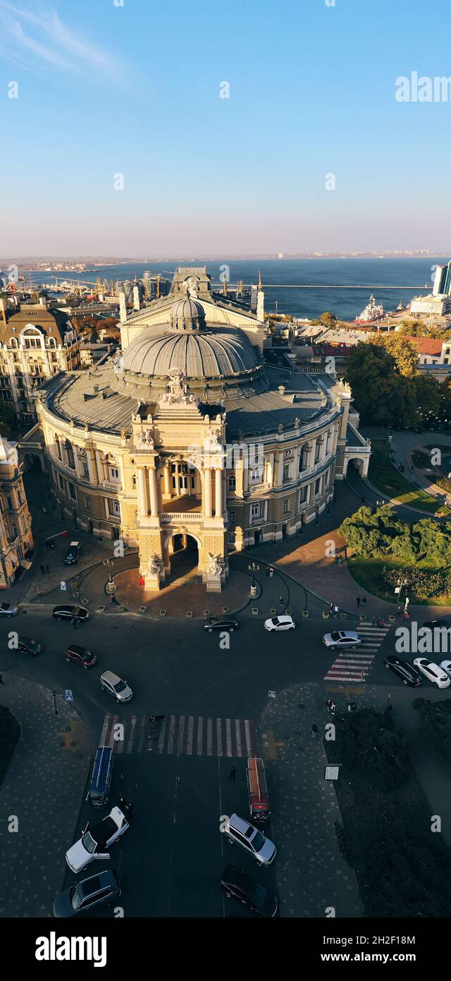 Photo verticale l'Opéra national et théâtre de ballet d'Odessa Ukraine avec fond de ville et de port. Banque D'Images