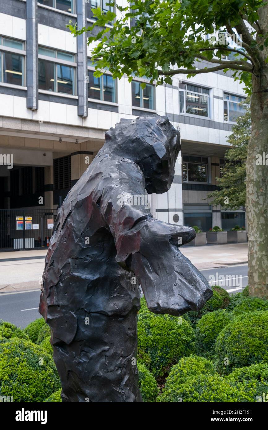 LONDRES, ROYAUME-UNI - 10 août 2021 : un cliché vertical d'une sculpture d'un homme à bras ouverts par Giles Penny à Canary Wharf, Londres, Royaume-Uni Banque D'Images