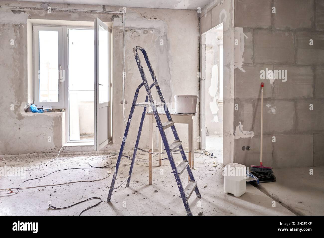 echelle-en-aluminium-dans-une-piece-en-travaux-de-construction-processus-de-reparation-dans-une-salle-lumineuse-vide-interieur-vide-pour-la-conception-mur-en-beton-gris-2h2f2kf.jpg