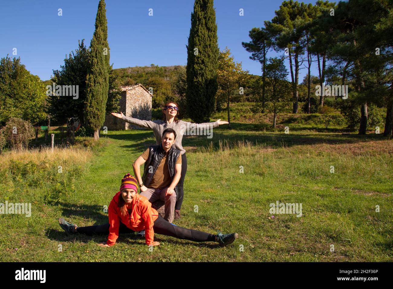 trois amis plaisantent et aiment la vie sur les promenades dans les montagnes en automne Banque D'Images