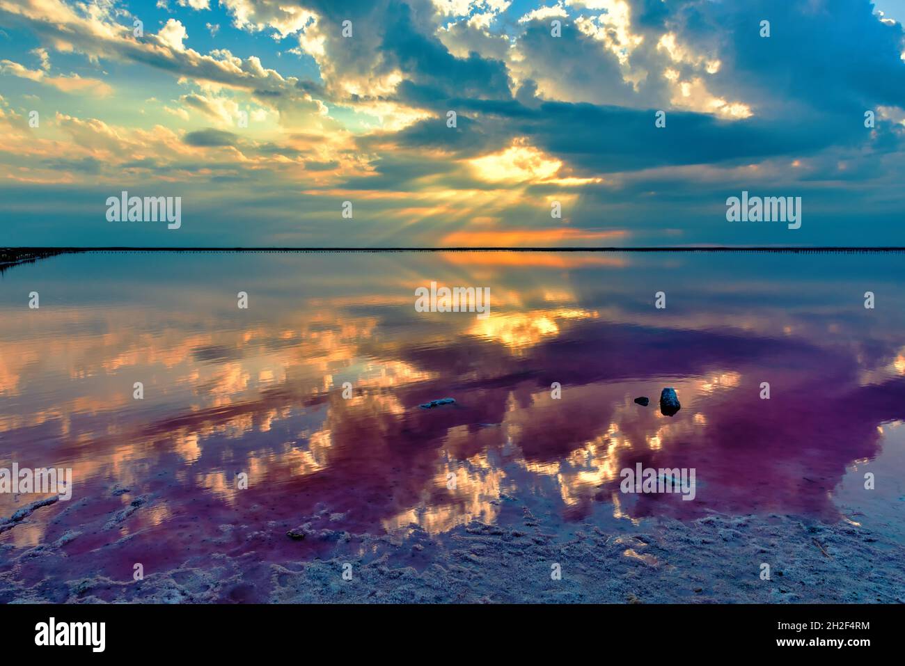 miroir, reflété dans le paysage céleste de l'eau Photo Stock - Alamy