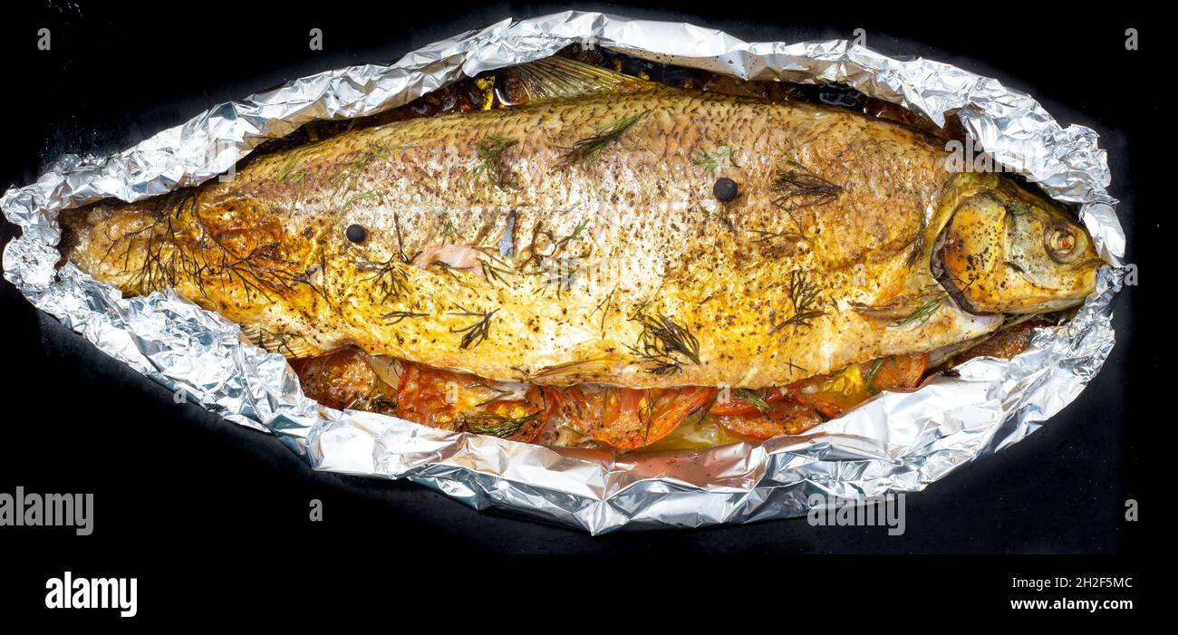 gros poisson cuit avec des légumes en feuille d'aluminium, délicieux dîner sain Banque D'Images