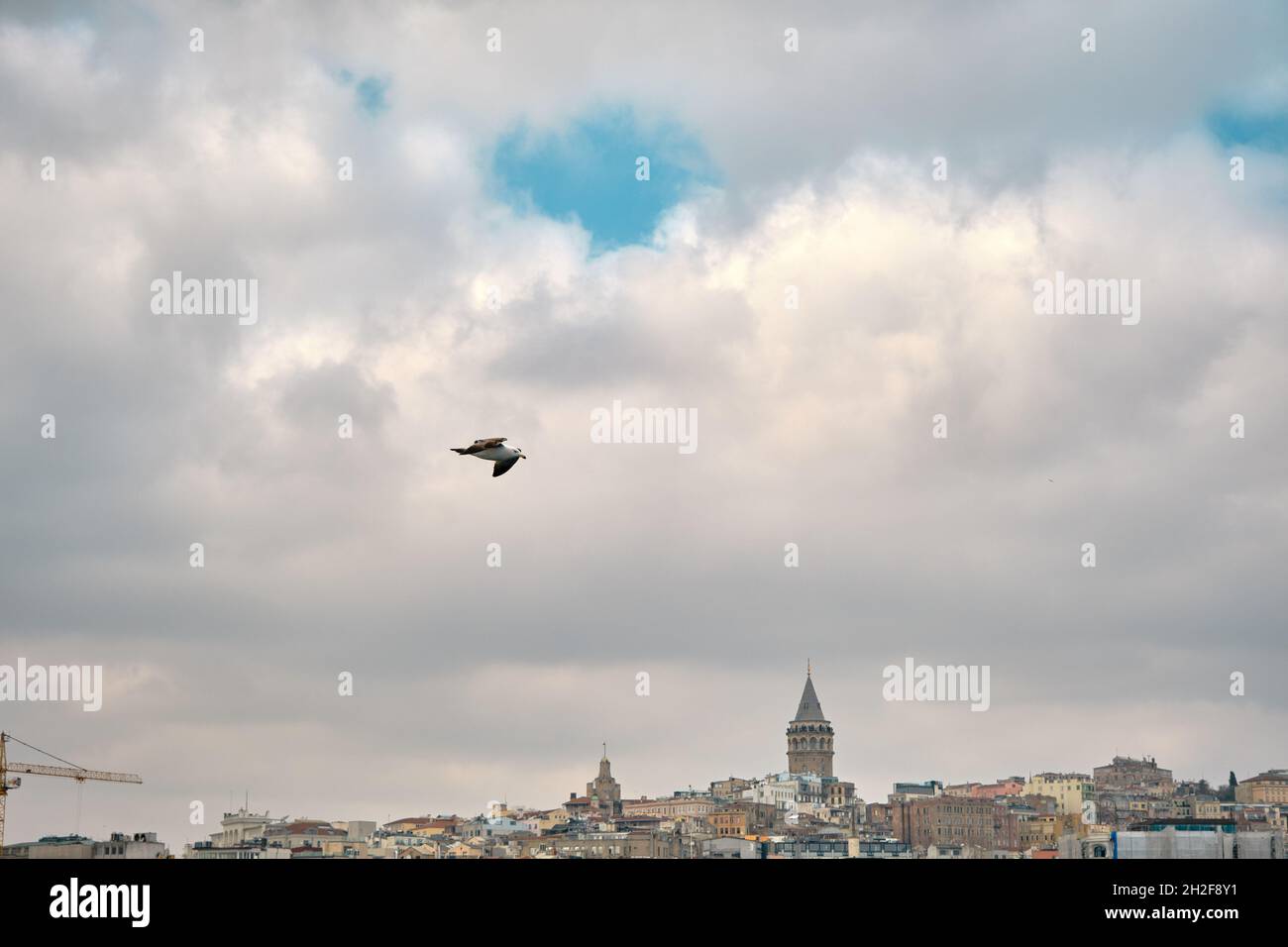 Tour de Galata corne dorée à istanbul depuis le ferry pour piétons pour le transport à istanbul pendant le temps couvert et mouille sur le ciel des nuages. Banque D'Images