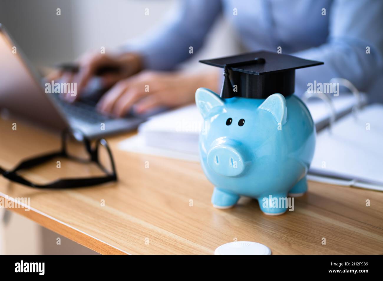 L'argent de l'école étudiante à la Banque Piggy.Financement de la remise des diplômes de l'université Banque D'Images