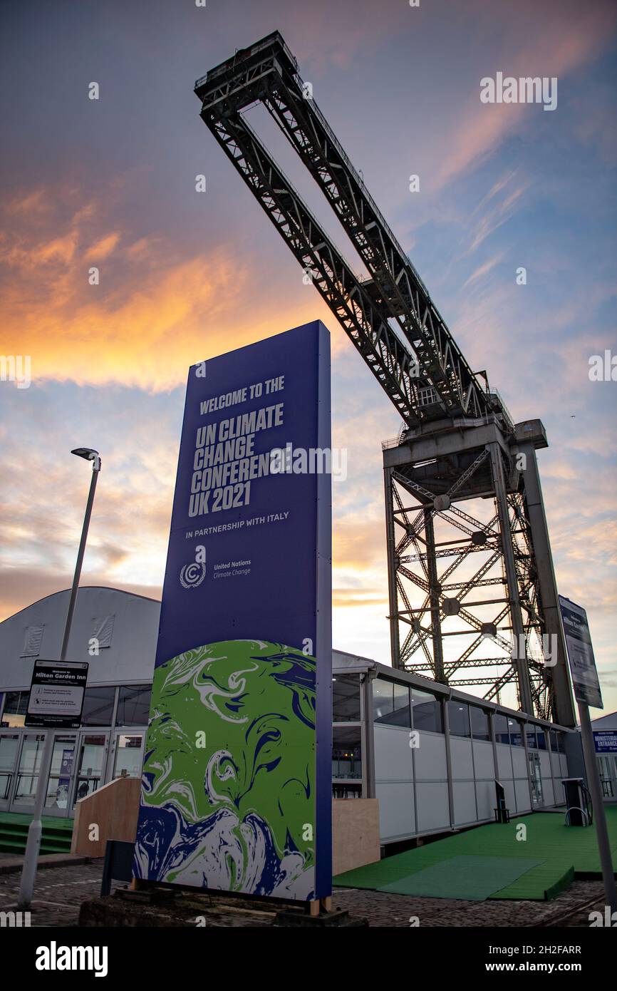 Glasgow, Écosse, Royaume-Uni.21 octobre 2021.PHOTO: Grue Finnieston avec le signe officiel de la COP26, BIENVENUE À LA CONFÉRENCE des Nations Unies SUR LES CHANGEMENTS CLIMATIQUES UK 2021.10 jours avant le début de la COP26.Le site de la COP26 présentant des structures temporaires à moitié construites sur le terrain du Scottish Event Campus (SEC), anciennement connu sous le nom de Scottish Exhibition and Conference Centre (SECC).Des clôtures de sécurité avec un «anneau d'acier» encapsule le site de conférence COP26.Les postes de vidéosurveillance équipés de lampes de secours et de haut-parleurs sont installés sur tout le site.Crédit : Colin Fisher/Alay Live News Banque D'Images
