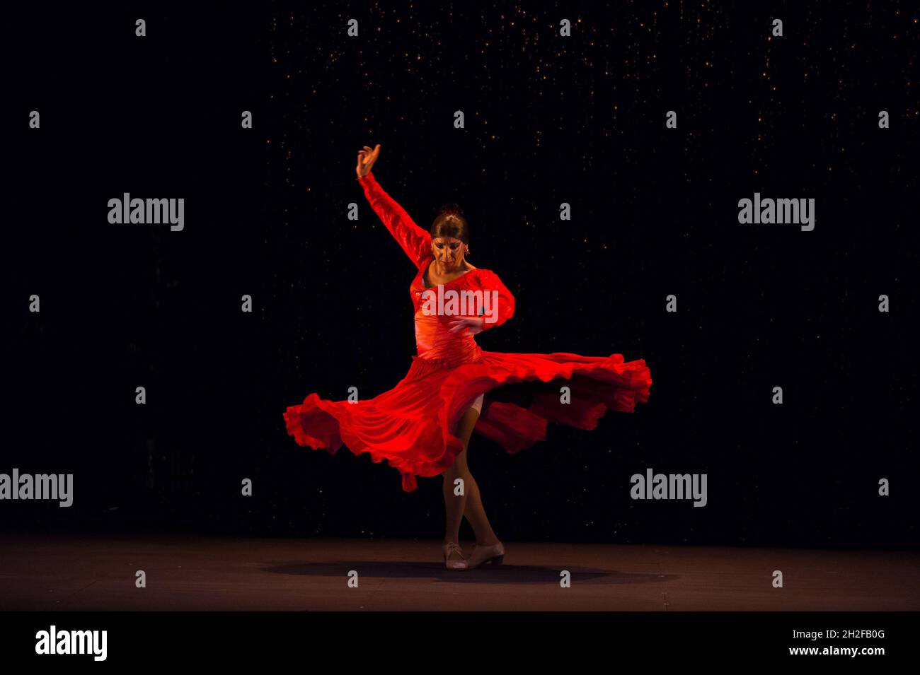 Malaga, Espagne.21 octobre 2021.Une danseuse de flamenco de la compagnie de danse flamenco 'Manuel Linan' se produit sur scène du théâtre Cervantes.la compagnie espagnole de flamenco 'Manuel Linan' a présenté sa performance 'Viva' au théâtre Cervantes, dans le cadre de la saison de danse 2021.Manuel Linan est danseur et chorégraphe espagnol de flamenco et prix de danse 2017.Crédit : SOPA Images Limited/Alamy Live News Banque D'Images