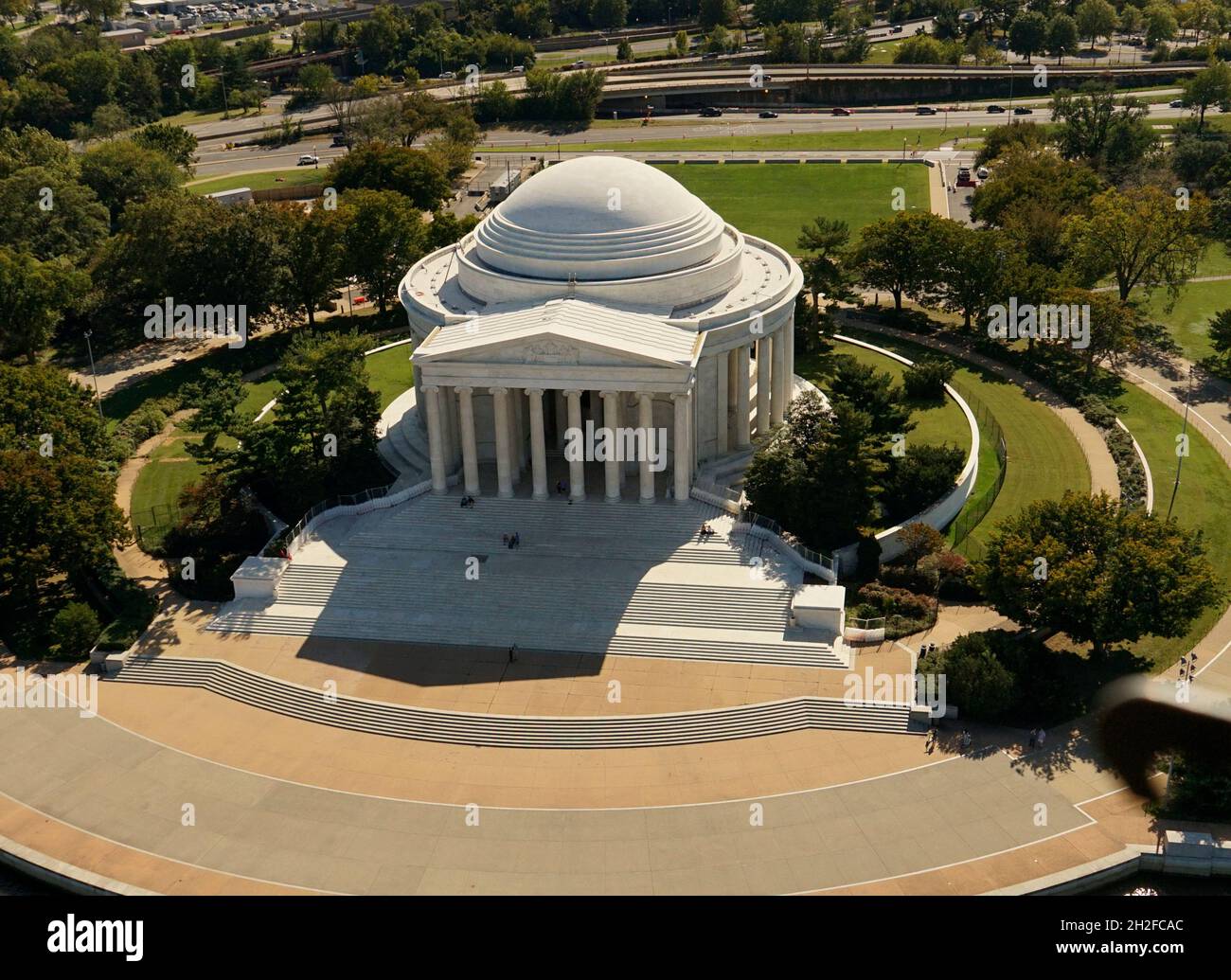 La vue du Mémorial Thomas Jefferson depuis la fenêtre d'un hélicoptère UH-60 Black Hawk lors d'un voyage à l'unité de récupération du soldat à fort Belvoir, Virginie. Général Mark Schindler, général adjudant de Pennsylvanie; Col. Laura McHugh, général Adjudant adjoint – Armée de Pennsylvanie; Sgt de commandement.Le Maj. Jon Worley, chef de la Garde nationale de Pennsylvanie, adjudant-chef 5 James Fontini, adjudant-chef de commandement de la Garde nationale de Pennsylvanie, et bien plus encore, ont visité la SRU pour discuter avec les soldats de la Garde nationale de Pennsylvanie qui s'y rétablissait (États-Unis)Armée Banque D'Images