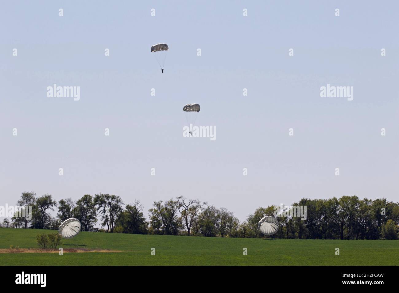Les parachutistes de l'armée américaine affectés au 2-134e Bataillon d'infanterie de la Garde nationale de l'armée du Nebraska (Airborne) descendent après avoir sauté d'un Hercules C-130 affecté à la 139e Escadre de transport aérien de la Garde nationale de l'aviation du Missouri le 14 octobre 2021, au-dessus de la zone de chute des hukers près de Mead, NEB.(Photo du Maj. Scott Ingalsbe) Banque D'Images
