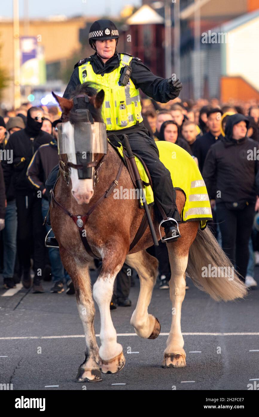 Glasgow, Écosse, Royaume-Uni.21 octobre 2021.PHOTO : des policiers et des chevaux de police ont vu des escortes de Brøndby SI les fans du club de football se rendre au stade Ibrox.Crédit : Colin Fisher/Alay Live News Banque D'Images