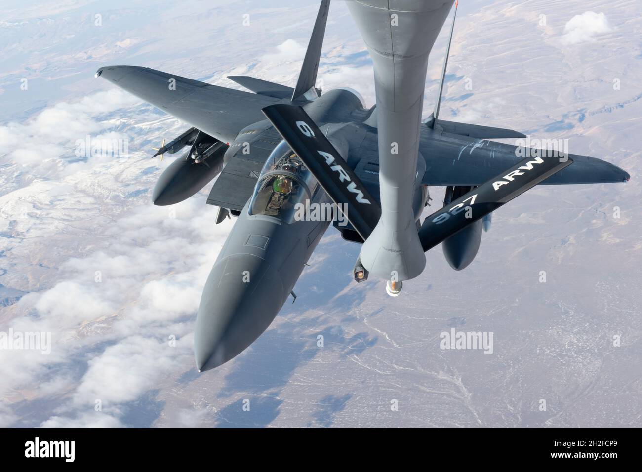 Un aigle F-15 affecté à la base aérienne de Mountain Home approche du boom d'un avion KC-135 Stratotanker affecté à la base aérienne de MacDill pendant le vol, le 14 octobre 2021.L'équipage affecté au 50e ARS a quitté MacDill pour une formation hors site avec la 366e Escadre de chasseurs basée à partir de Mountain Home AFB, Idaho.(É.-U.Photo de la Force aérienne par le premier Airman Shannon Bowman) Banque D'Images