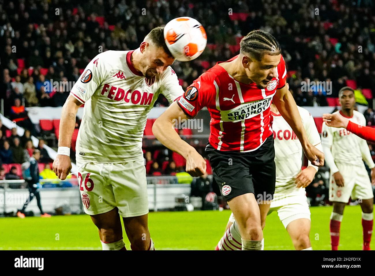 EINDHOVEN, PAYS-BAS - OCTOBRE 21 :Ruben Aguilar d'AS Monaco remporte un titre défensif contre Armando Obispo de PSV lors du match du groupe B - UEFA Europa League entre PSV Eindhoven et AS Monaco au Philips Stadion le 21 octobre 2021 à Eindhoven, pays-Bas (photo par Geert van Erven/Orange Pictures) Banque D'Images