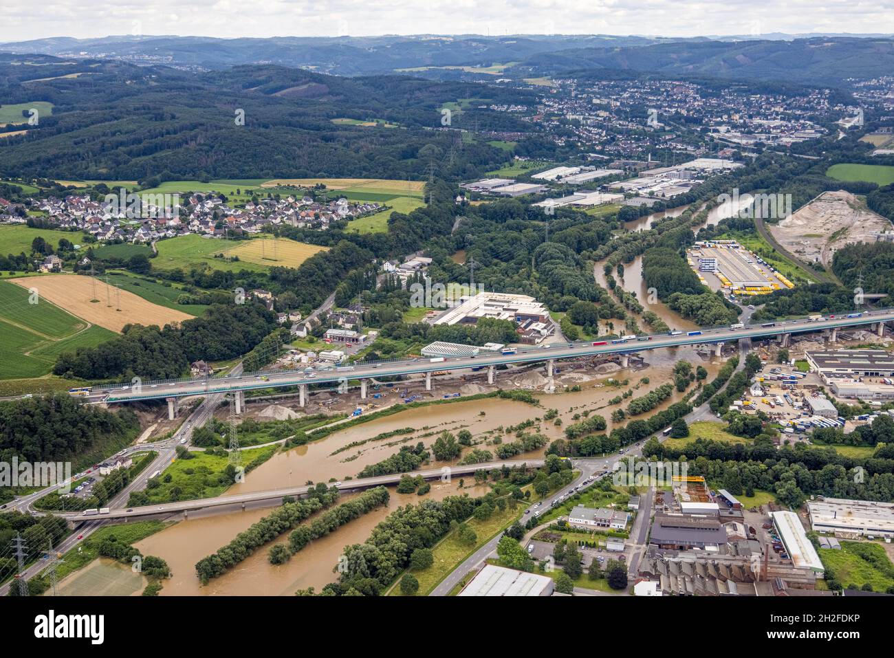 Vue aérienne, inondation de Lenne, A45, pont de Lenne, nouveau pont de Lenne,Vallée de Lenne, Hagen, région de la Ruhr, Rhénanie-du-Nord-Westphalie, Allemagne,DE, Europe, oiseaux-yeux Banque D'Images