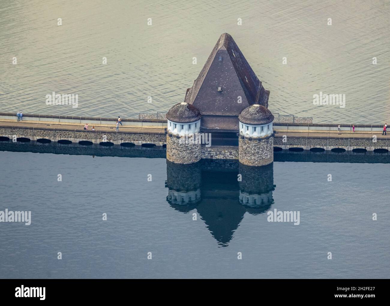 Vue aérienne, inondation après de fortes précipitations, barrage Möhne avec niveau d'eau, barrage Möhne, Günne, lac Möhne, Sauerland,Rhénanie-du-Nord-Westphalie, Allemagne, DE, EUR Banque D'Images