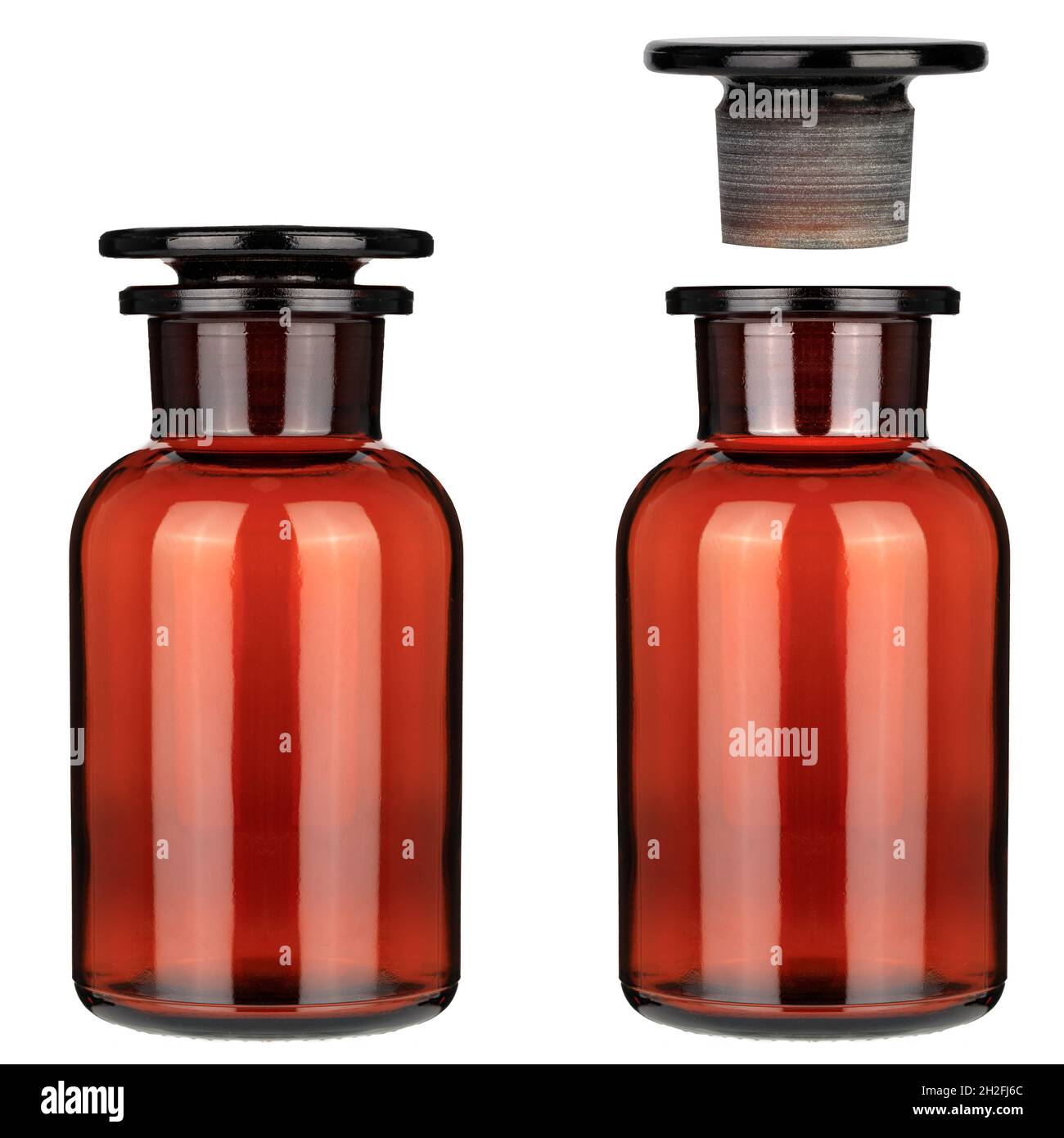 Flacon médical fermé en verre brun.Pots en verre avec produits chimiques.Ouvrir et fermer deux flacons. Banque D'Images