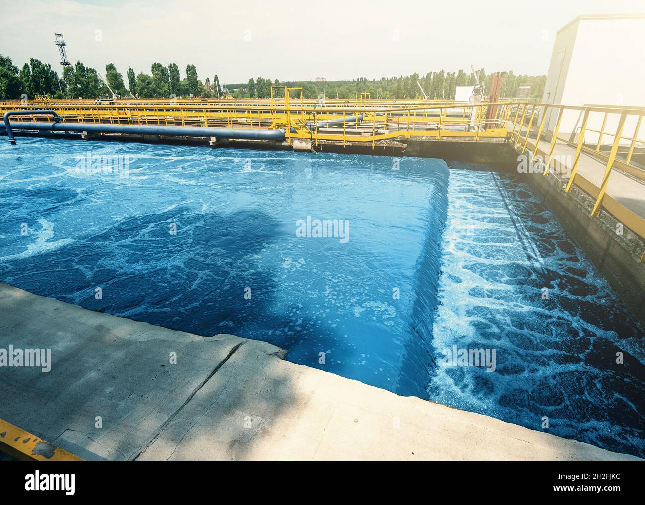 Station industrielle moderne de traitement des eaux usées, réservoir pour la sédimentation et la purification des eaux usées, tonifiée Banque D'Images