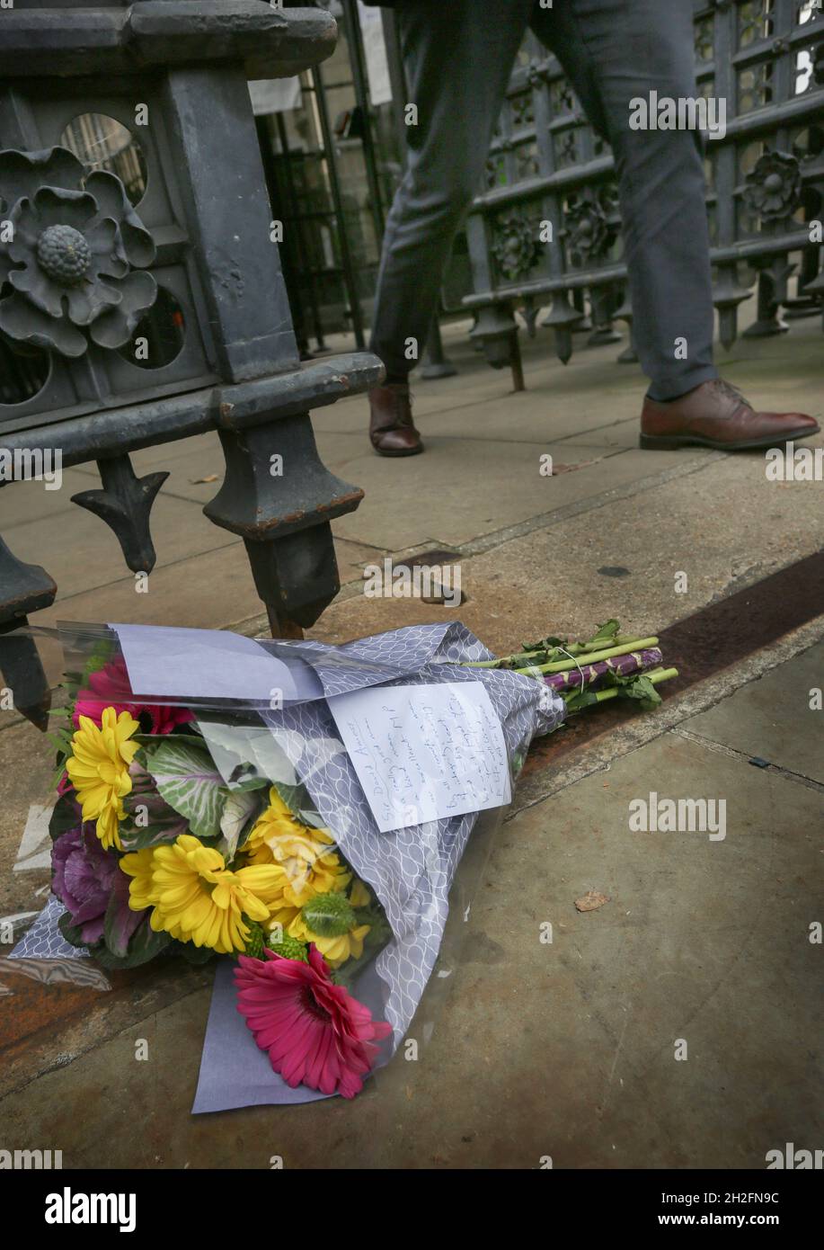 Londres, Royaume-Uni.18 octobre 2021.Un seul bouquet de fleurs est laissé à l'entrée de la Chambre des communes, Westminster, en hommage au député conservateur assassiné Sir David Amess.Il a été assassiné par un chevalier lors de la chirurgie de sa circonscription à Leigh-on-Sea.L'homme a été détenu en vertu de la loi sur le terrorisme.(Credit image: © Martin Pope/SOPA Images via ZUMA Press Wire) Banque D'Images