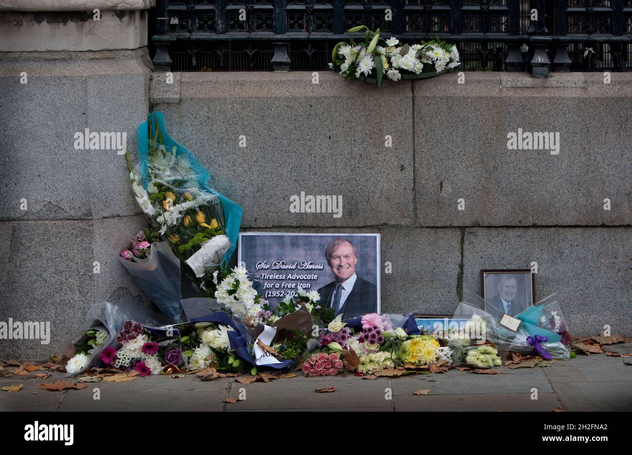 Londres, Royaume-Uni.19 octobre 2021.Des fleurs et des messages sont laissés à l'extérieur de l'entrée de la Chambre des communes, Westminster, en hommage au député conservateur assassiné Sir David Amess.Il a été assassiné par un chevalier lors de la chirurgie de sa circonscription à Leigh-on-Sea.L'homme a été détenu en vertu de la loi sur le terrorisme.Crédit : SOPA Images Limited/Alamy Live News Banque D'Images