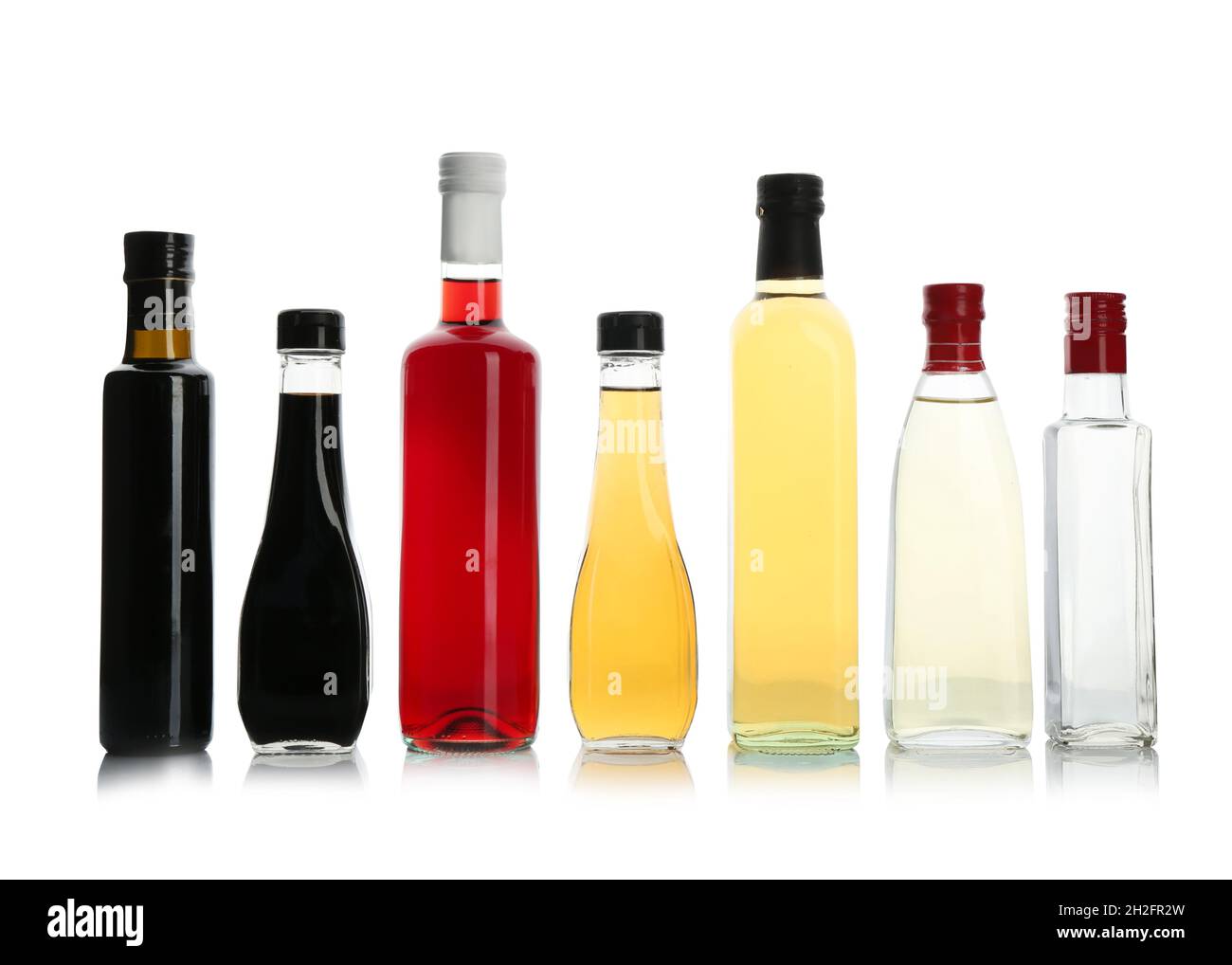 Bouteilles avec différents types de vinaigre sur fond blanc Photo Stock -  Alamy