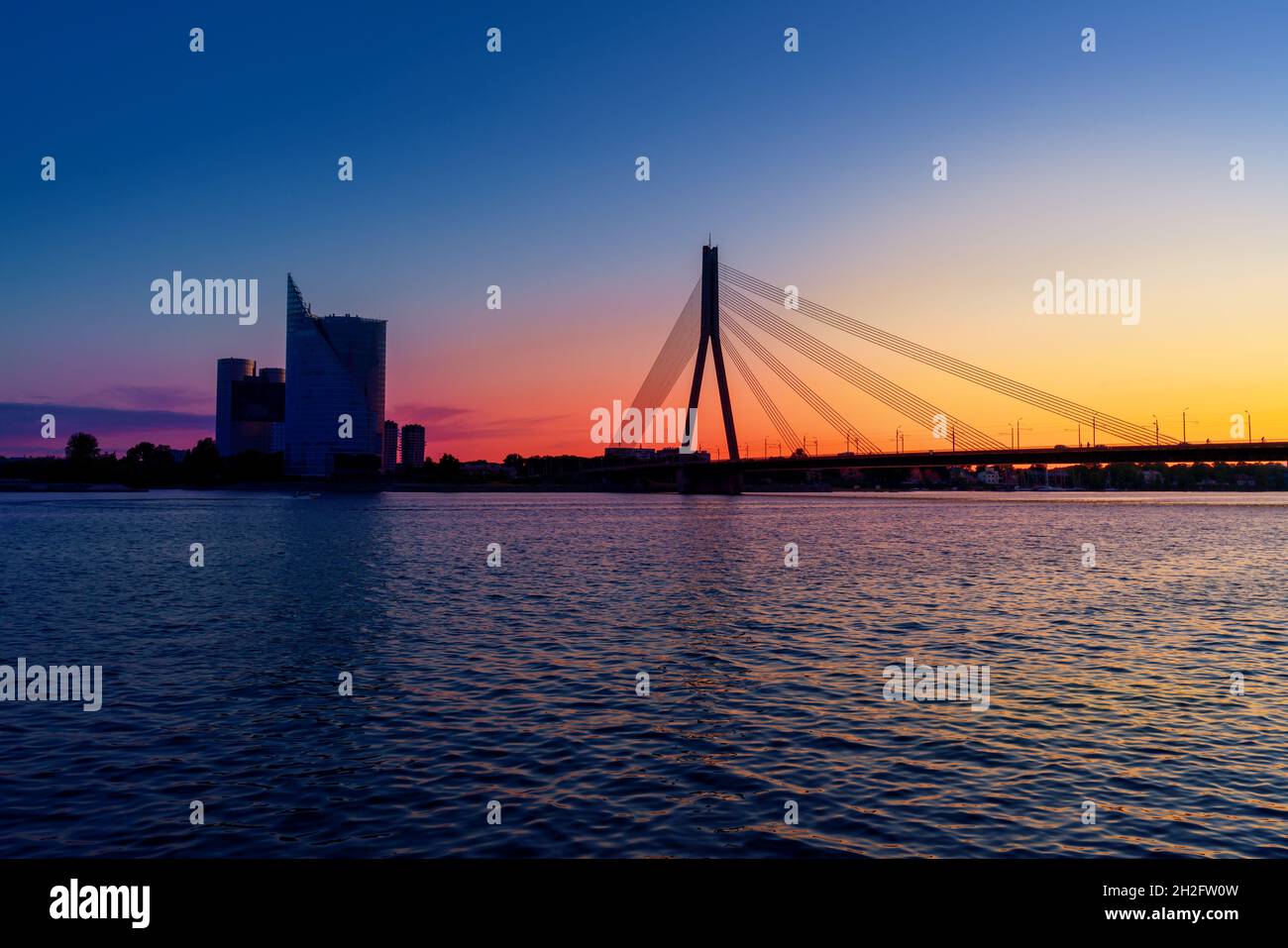 Pont Vansu et rivière Daugava au coucher du soleil - Riga, Lettonie Banque D'Images