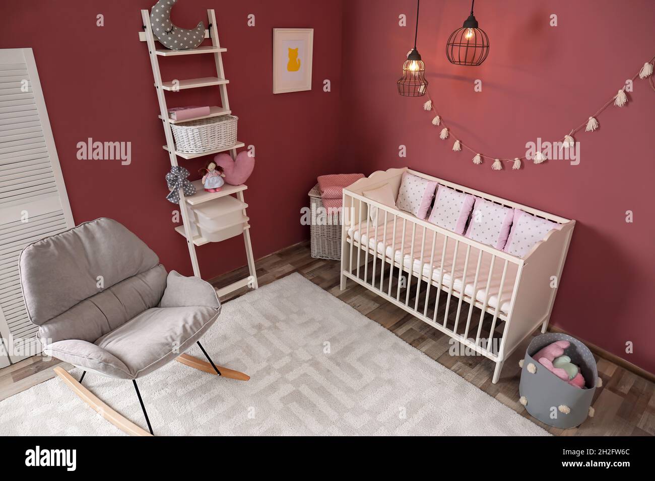 Interieur Confortable De La Chambre De Bebe Avec Lit D Enfant Et Fauteuil A Bascule Photo Stock Alamy
