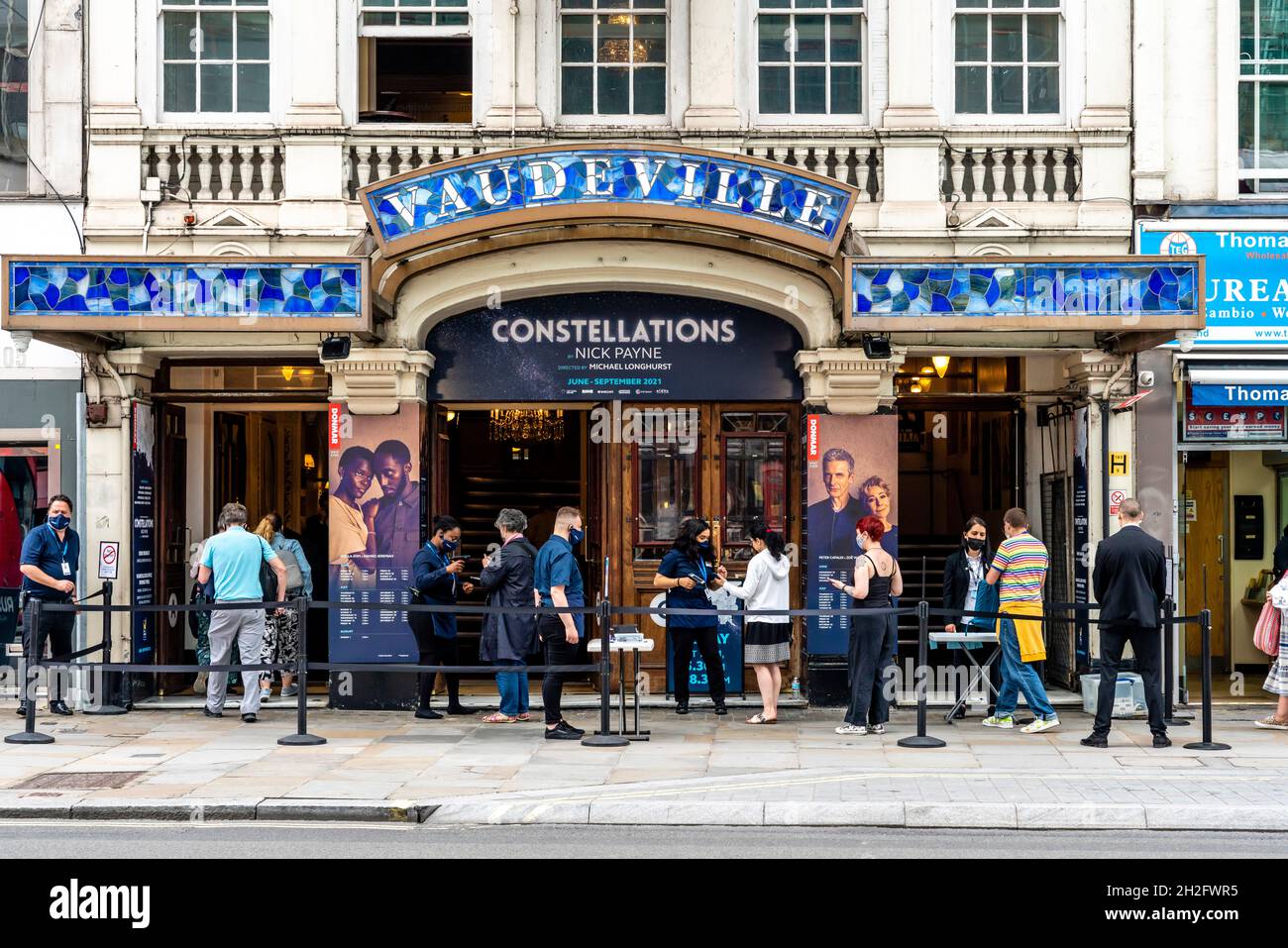Les gens font la queue pour entrer au Théâtre Vaudeville sur les constellations Strand to See de Nick Payne, Londres, Royaume-Uni. Banque D'Images