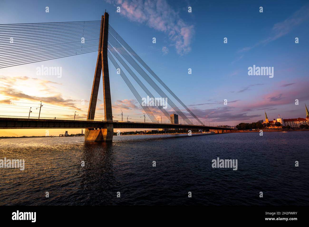Pont Vansu et rivière Daugava au coucher du soleil - Riga, Lettonie Banque D'Images