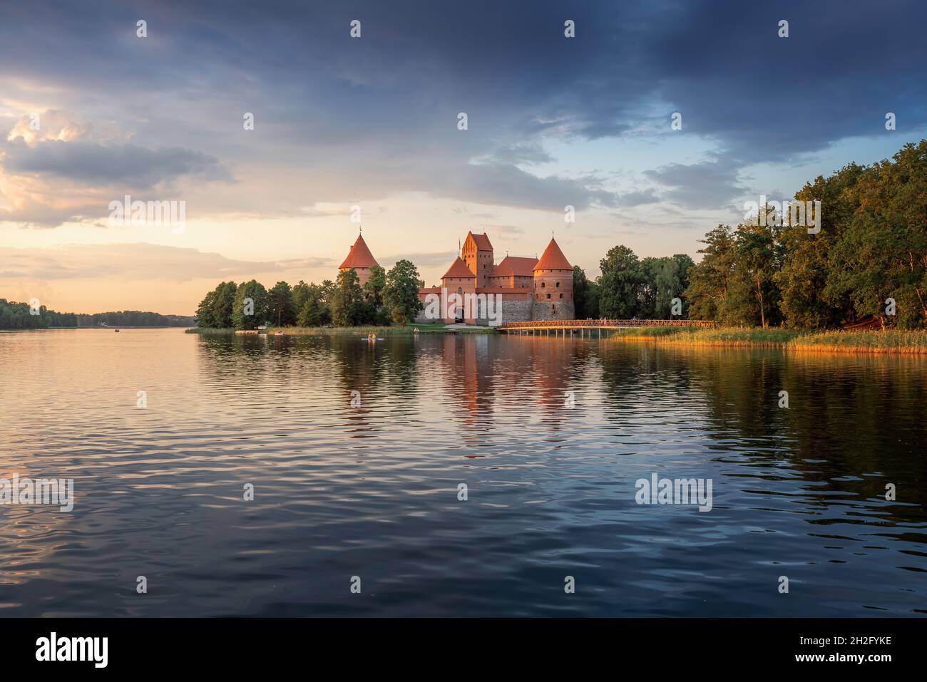 Château de l'île Trakai au coucher du soleil et lac Galve - Trakai, Lituanie Banque D'Images