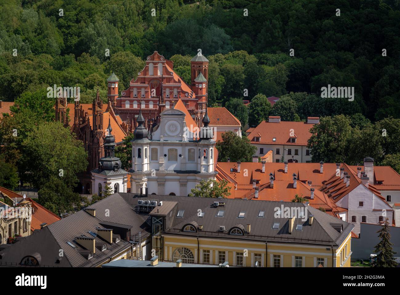 Vue aérienne de l'église Sainte-Anne, de l'église Bernardine et de l'église Saint-Michel - Vilnius, Lituanie Banque D'Images