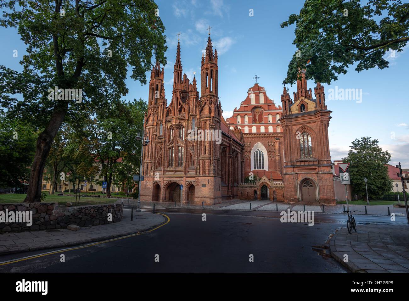 Église Sainte-Anne et Église Bernardine (Église Saint-François et Saint-Bernard) - Vilnius, Lituanie Banque D'Images