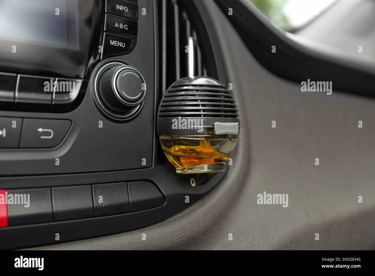 Désodorisant élégant suspendu près de la ventilation de la voiture Photo  Stock - Alamy