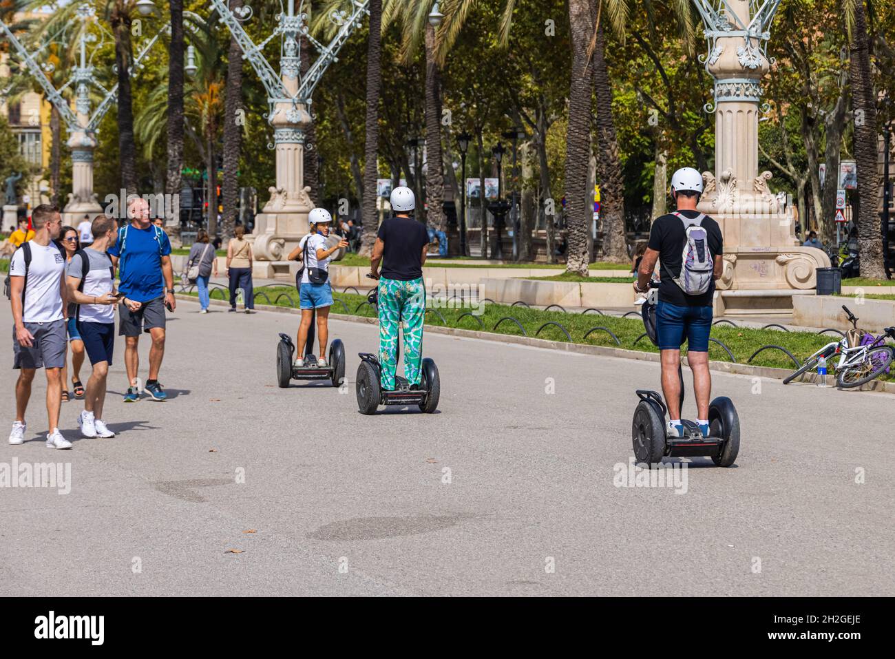 Barcelone, Espagne - 23.septembre 2021 : Tourisme en Segway, véhicules explorant la ville.Ninebot et scooter sont une forme populaire de transport pour explorer Banque D'Images