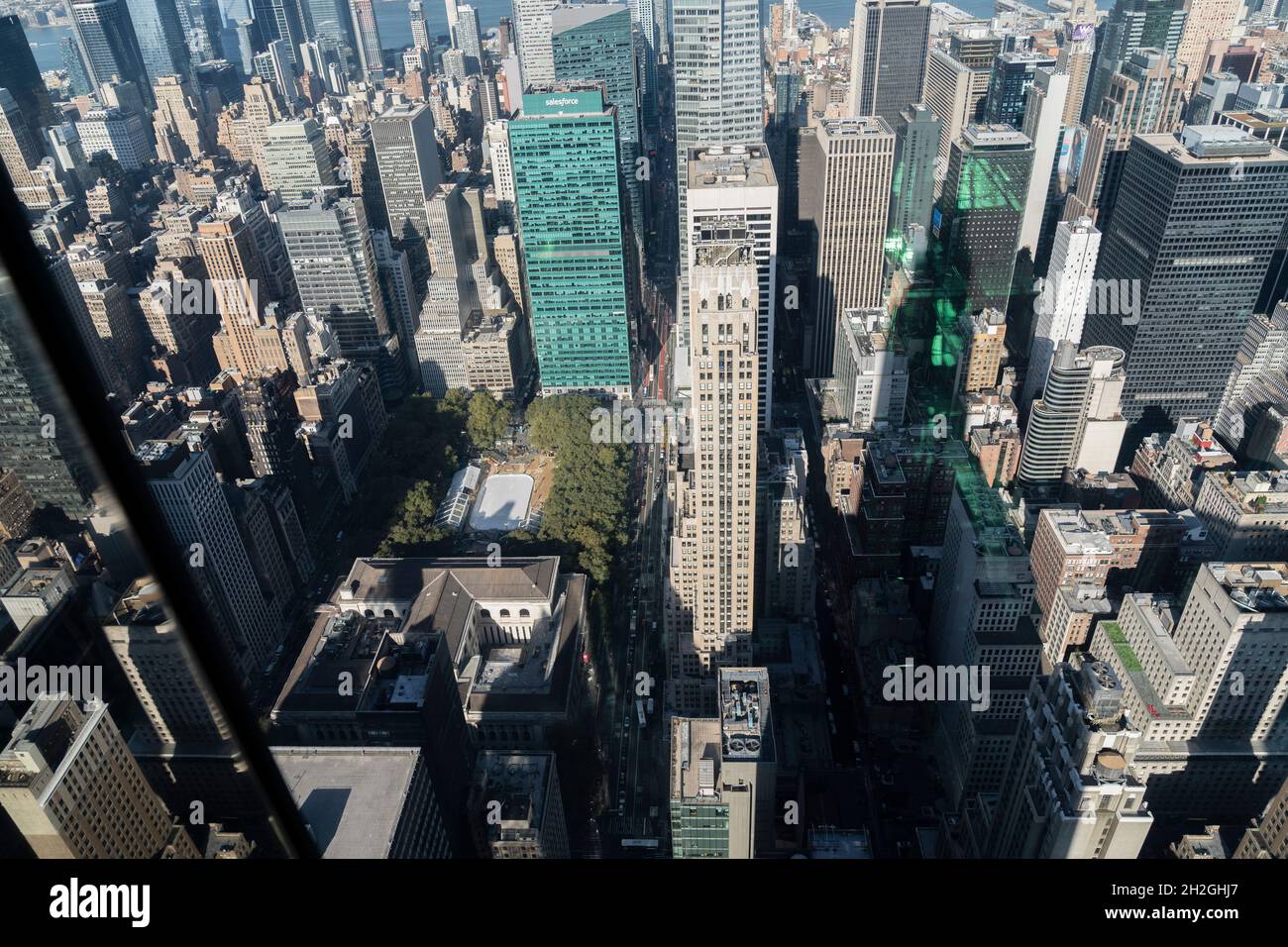 New York, NY - 21 octobre 2021 : vue sur Midtown Manhattan depuis la terrasse d'observation Summit One Vanderbilt lors de l'ouverture officielle Banque D'Images