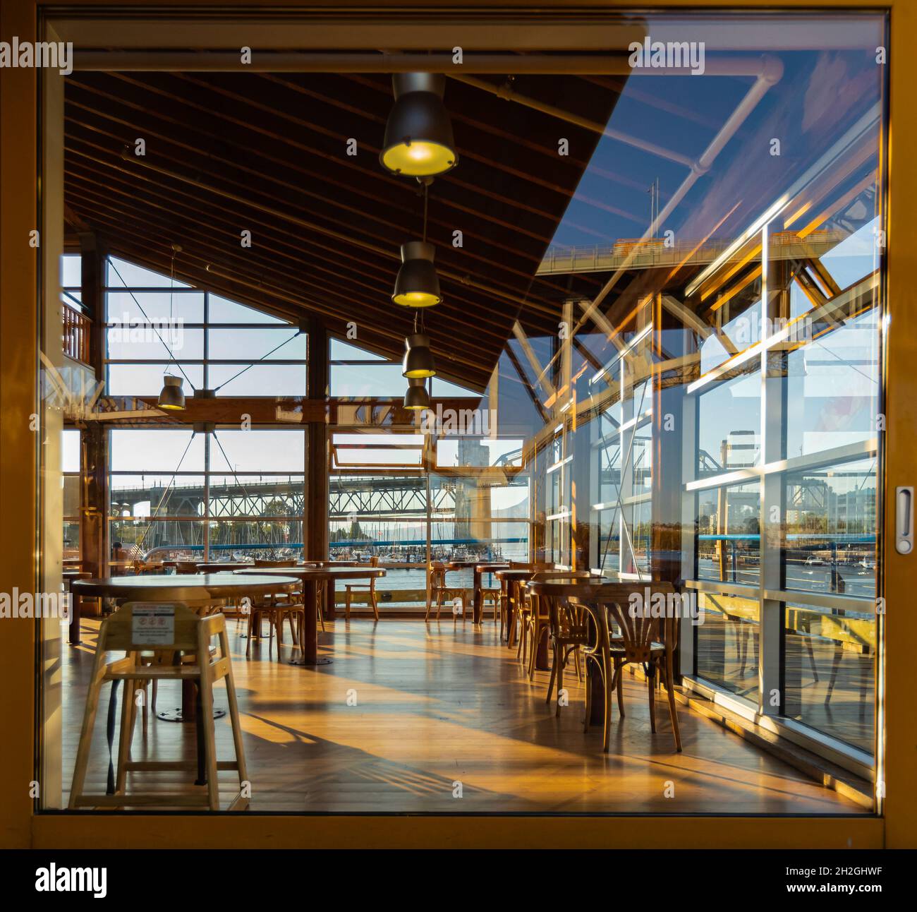 Vue sur le restaurant par une immense fenêtre.Décoration de style classique table de restaurant. Banque D'Images