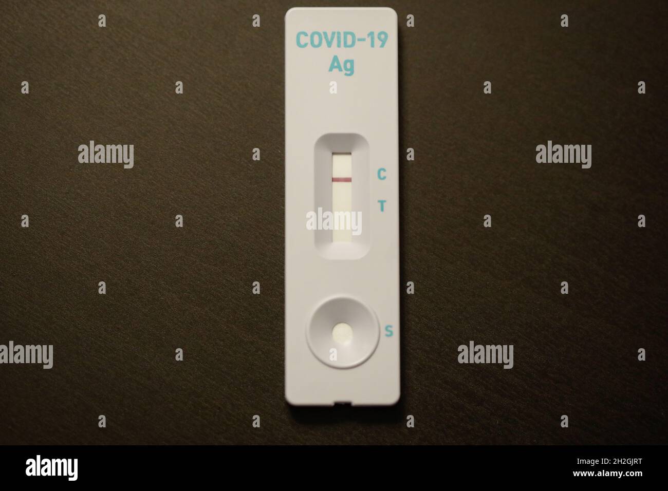 Image de faible profondeur de champ (mise au point sélective) avec un test rapide de l'antigène COVID-19, avec un résultat négatif. Banque D'Images