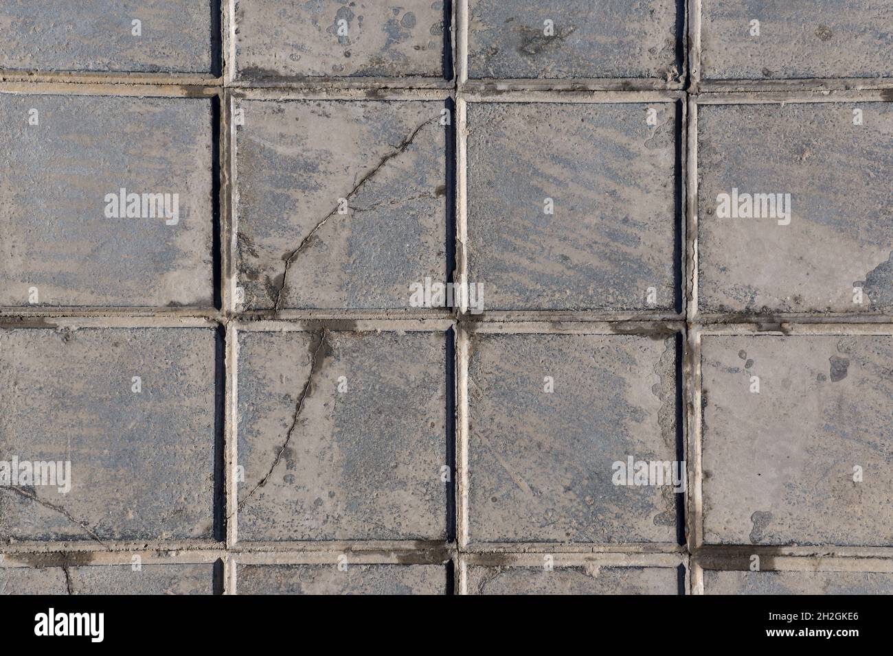 Carreaux de béton pour usage extérieur trottoirs, revêtement antidérapant et résistant à l'usure avec carreaux hydrauliques sales et brisés, vue du dessus Banque D'Images